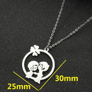Collier en acier inoxydable argenté avec pendentif silhouette couple s'embrassant et trèfle