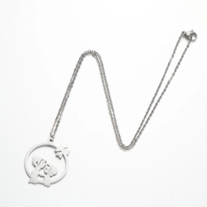 Collier en acier inoxydable avec pendentif rond représentant un couple qui s'embrasse