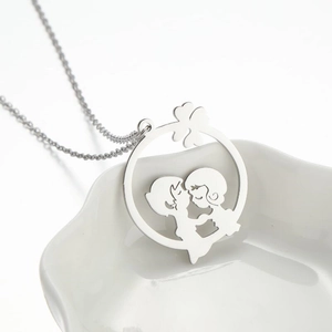 Collier argenté en acier inoxydable avec pendentif découpé d'un couple qui s'embrasse
