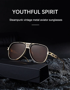 Detail van steampunk aviator zonnebril met goudkleurig montuur op zwart lederen koker