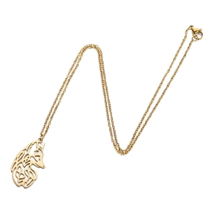 Collier en acier inoxydable doré avec pendentif loup en nœud celtique creux sur fond blanc