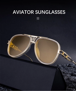 Detail van een aviator zonnebril met gouden metalen montuur en holle pootjes
