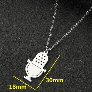Collier pendentif microphone minimaliste en acier inoxydable, hauteur 30mm et largeur 18mm