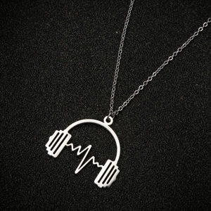 Vue macro du pendentif casque en acier inoxydable argenté avec motif d'onde cardiaque