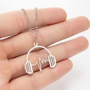 Détail du collier avec pendentif casque argenté et motif d'onde de rythme cardiaque