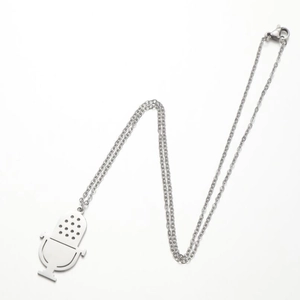 Collier avec pendentif microphone en acier inoxydable argenté pour les passionnés de musique