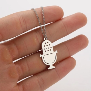 Vue détaillée du collier pendentif microphone argenté avec texture maille fine