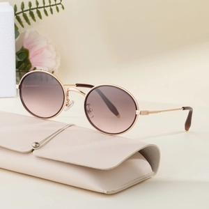 Lunettes de soleil ovales rétro avec monture métal et étui en cuir crème élégant