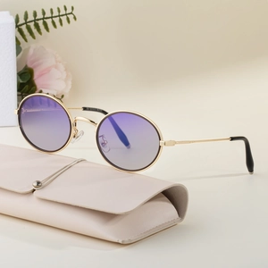 Lunettes de soleil ovales dorées avec verres dégradés violets et étui en cuir beige