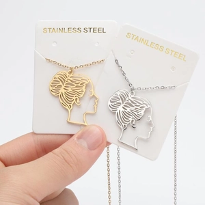 Detailansicht der kunstvollen Edelstahlhalsketten mit Gold- und Silberanhängern für Damen