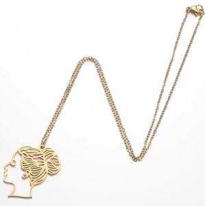 Detailansicht goldener Zeichentrick-Mädchen-Anhänger an einer feinen Gliederkette