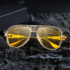 Aviator zonnebril met gouden metalen frame, gaastextuur en gele transparante glazen
