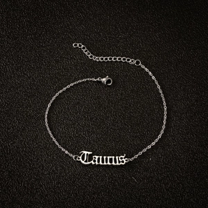Vue détaillée du bracelet de cheville Taurus en acier inoxydable argenté sur cuir noir