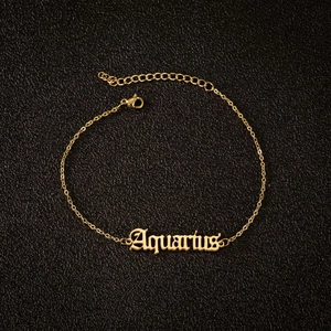 Détail de la chevillère dorée Verseau avec lettrage gothique sur cuir noir de luxe