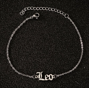 Détail du pendentif signe du zodiaque Lion sur chevillère en acier inoxydable argenté