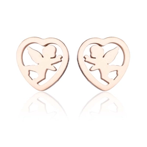 Détail de boucles d'oreilles cœur ajourées en or rose avec motif d'ange Cupidon