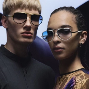 Détail de lunettes pilote à double pont avec verres dégradés haut de gamme sur mannequins