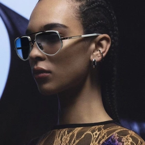 Vue latérale de lunettes de soleil aviateur carrées avec double pont et verres dégradés