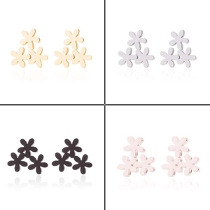 Dettaglio di orecchini a forma di fiore in oro, argento, nero e oro rosa