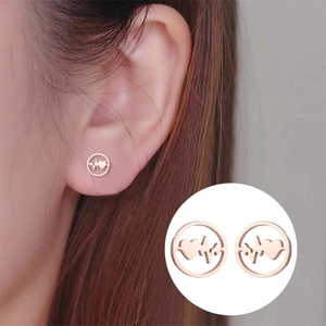 Boucles d'oreilles en acier rose doré motif EKG cœur battant portées avec vue rapprochée