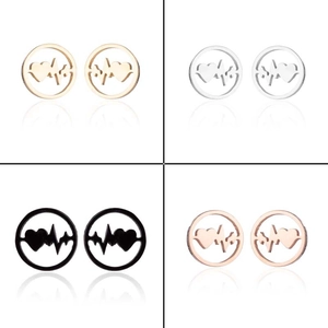 Vue macro des clous d'oreilles rythme cardiaque en acier or, argent, noir et rose doré