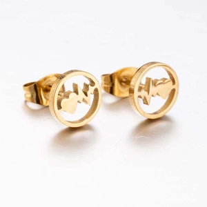 Boucles d'oreilles cœur battant en acier doré avec design circulaire évidé moderne