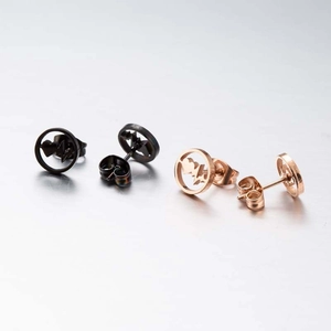 Boucles d'oreilles rondes en acier inoxydable noir et rose doré avec motif cœur évidé