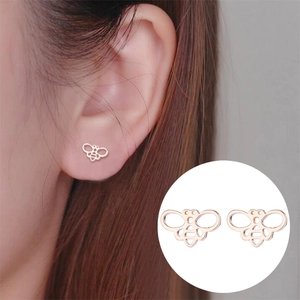 Élégantes boucles d'oreilles abeille ajourées en or rose au design minimaliste pour femme