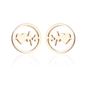 Détail macro de boucles d'oreilles rondes dorées en acier inoxydable avec motif EKG