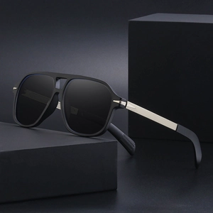 Classic square polarized pilot sunglasses with double bridge and matte black metal frame