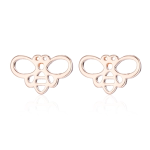 Détail des boucles d'oreilles abeille évidées en or rose avec finition métal poli
