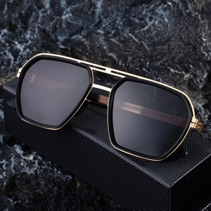 Classic square polarized pilot sunglasses for men with gold steel frame and black detail