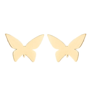 Vue macro de boucles d'oreilles papillon dorées avec finition métallique polie sur blanc