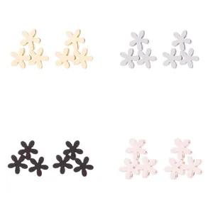 Set di quattro orecchini a lobo a fiore in acciaio inox in oro, argento, nero e oro rosa