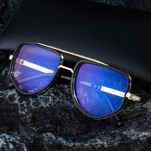 Lunettes de soleil homme carrées noir et or avec verres anti-reflets élégants