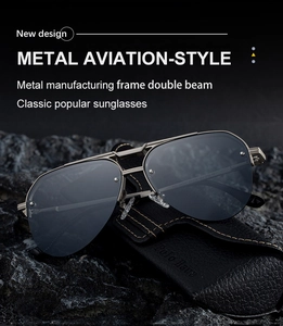 Klassieke aviator zonnebril met metalen dubbele brug op een lederen brillenkoker