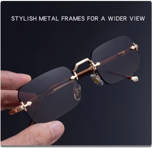 Détail des charnières en métal doré et des branches de lunettes de soleil sans monture