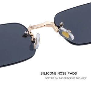 Détail macro des plaquettes en silicone souple et du pont en métal doré des lunettes