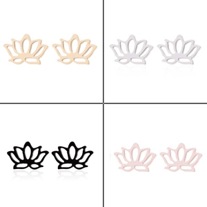 Détails macro des boucles d'oreilles lotus en or, argent, noir et or rose