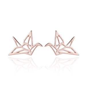 Dettaglio macro degli orecchini a perno a forma di gru geometrica in oro rosa lucido