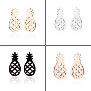 Vue détaillée de boucles d'oreilles ananas ajourées en finitions or, argent, noir et rose