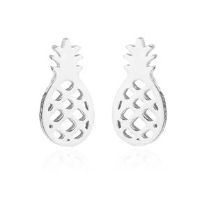 Détail de boucles d'oreilles ananas en argent avec design creux sur fond blanc