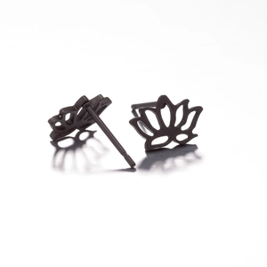 Boucles d'oreilles clous lotus évidées en acier inoxydable noir mat au style épuré