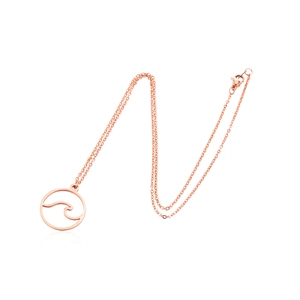 Dettaglio del ciondolo a onda in oro rosa con un design circolare minimalista