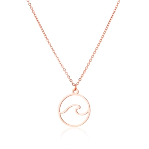 Dettaglio della collana con onde in oro rosa con ciondolo tondo cavo e catena lucida