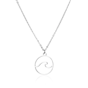 Dettaglio della collana minimalista con ciondolo a onda in acciaio inossidabile argento regolabile