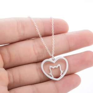 Collier en acier inoxydable argenté avec pendentif cœur ajouré et silhouette de chat mignon