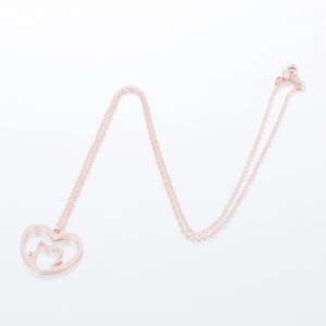Collier en acier or rose avec pendentif chat et motif cœur évidé pour femme