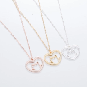 Pendentifs chat en cœur creux déclinés en trois couleurs: or rose, or et argent