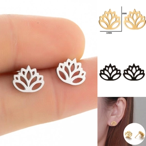 Détail des boucles d'oreilles lotus 8mm disponibles en finitions argent, or et noir